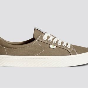 Beige Cariuma sneakers, sz 9 GUC